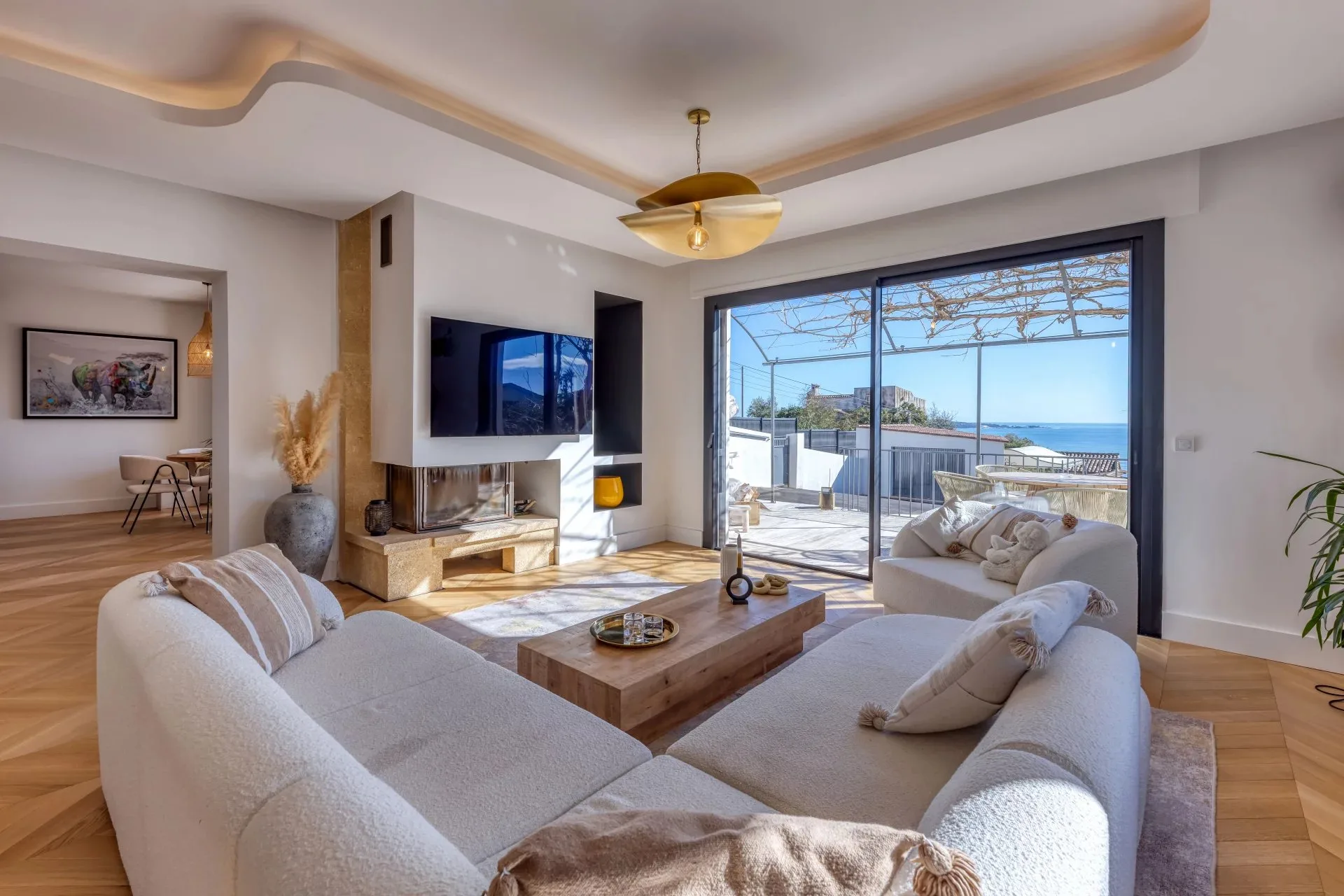 Prestigious Villa with Panoramic Sea Views in Golfe-Juan — 1