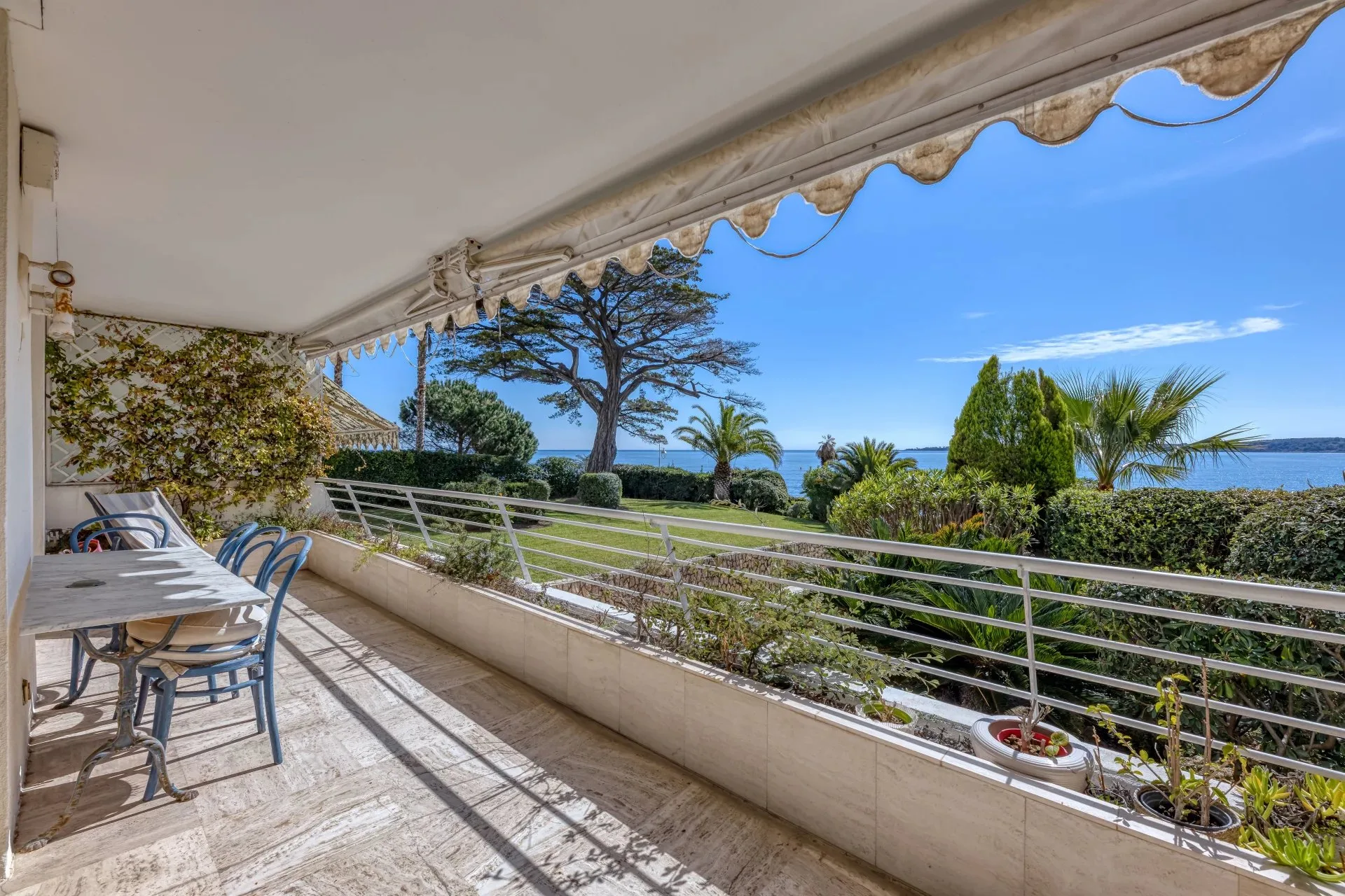 Prestigious Sea-View Apartment in Cannes Palm Beach — 1