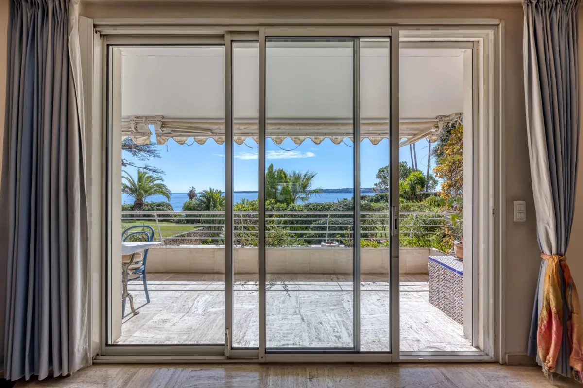 Prestigious Sea-View Apartment in Cannes Palm Beach — 2