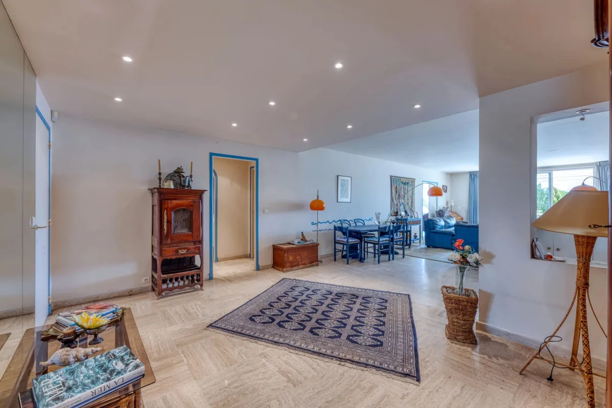 Prestigious Sea-View Apartment in Cannes Palm Beach — 5