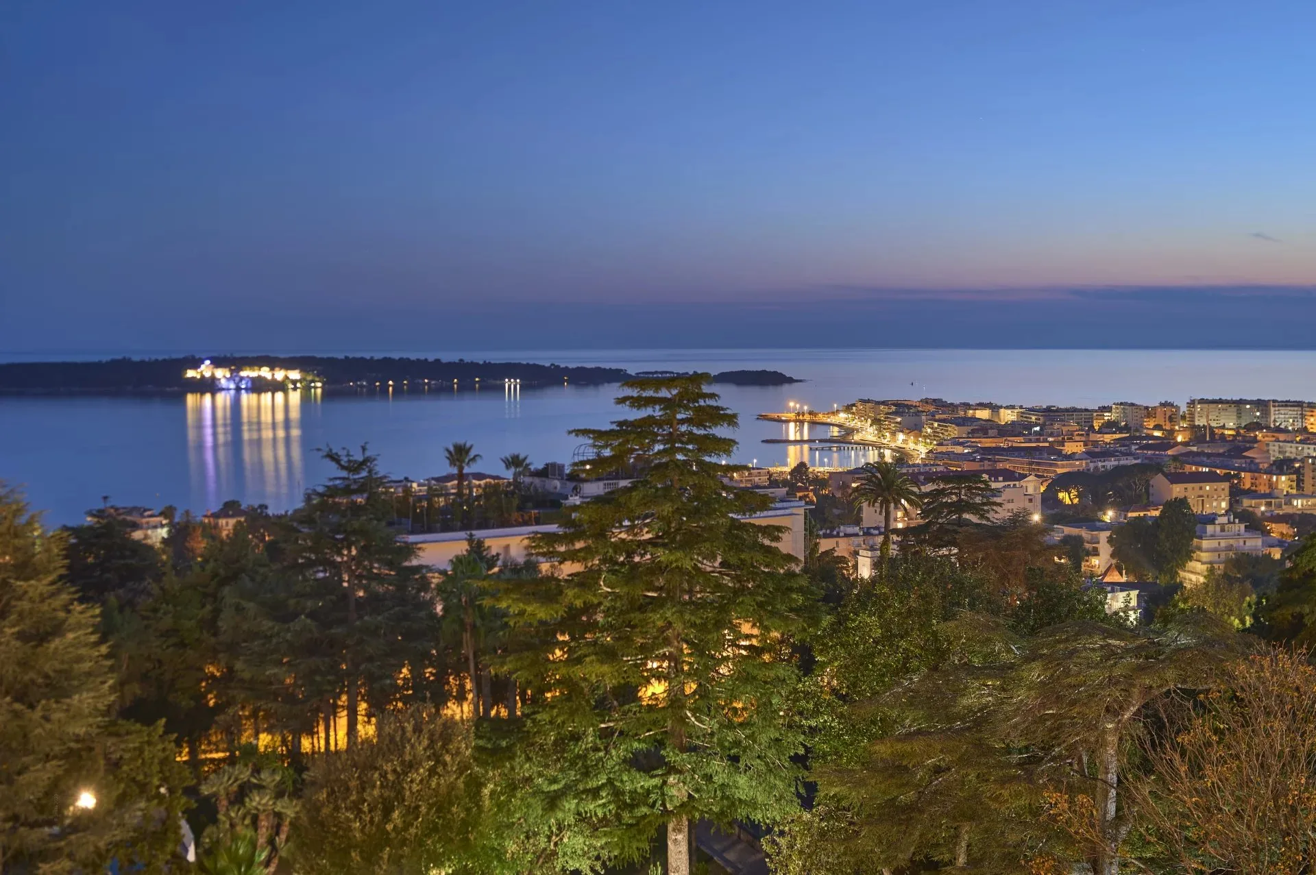 Prestigious Sea-View Apartment in Cannes Californie — 1