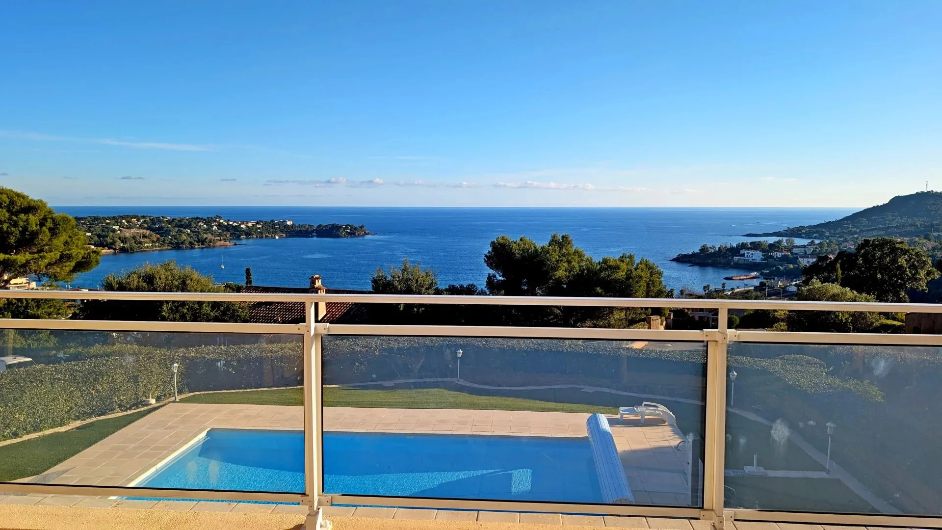 Prestigious Villa with Panoramic Sea Views in Agay, French Riviera — 1