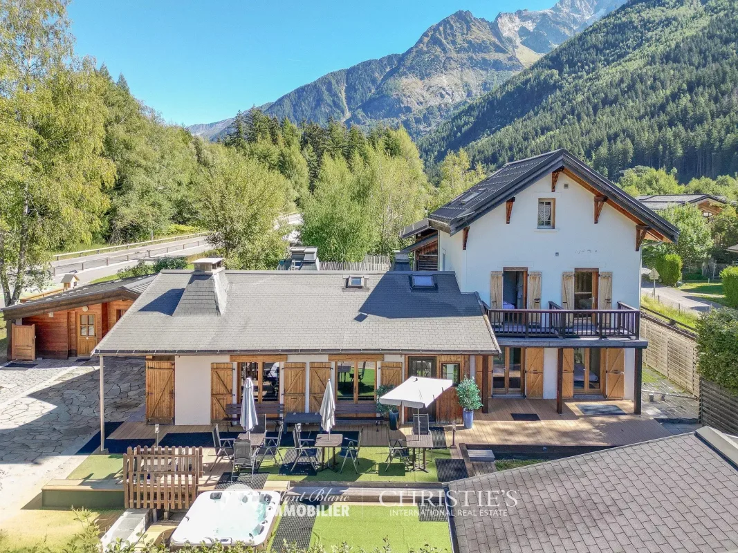 Prestigious 10-Bedroom House in the Heart of Chamonix — 1