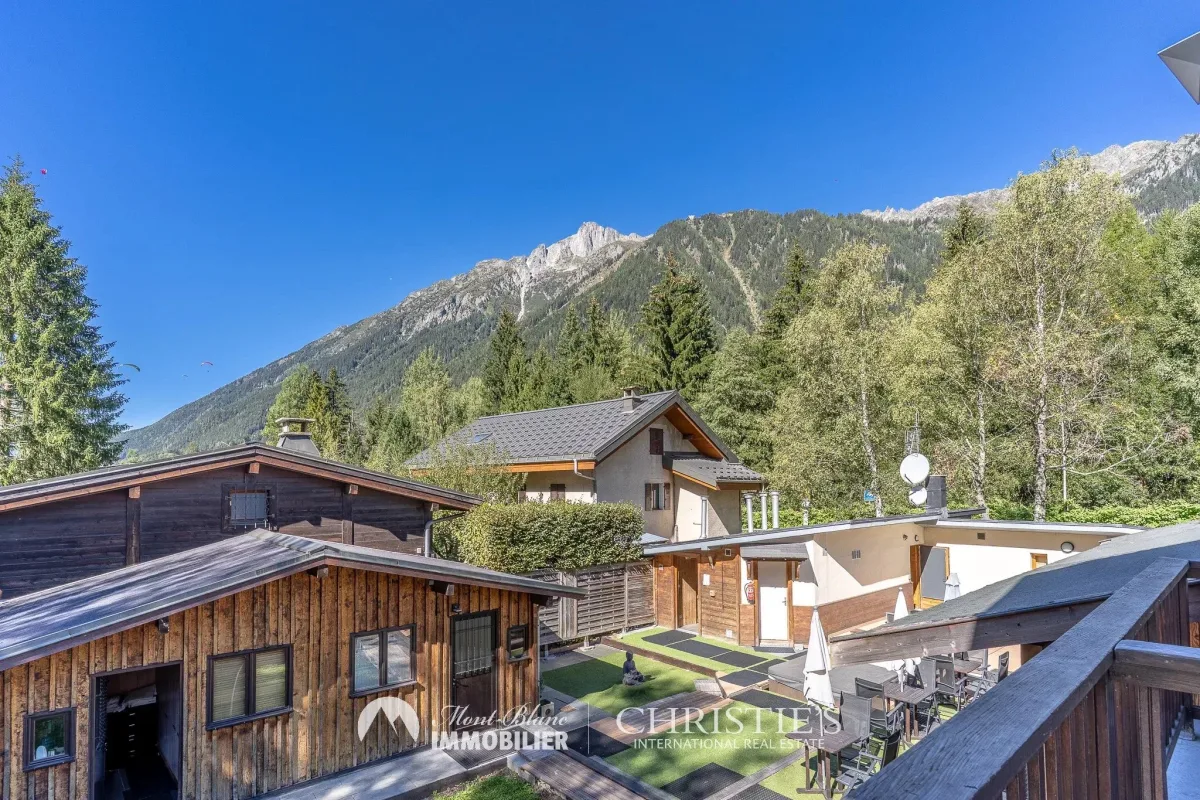 Prestigious 10-Bedroom House in the Heart of Chamonix — 2