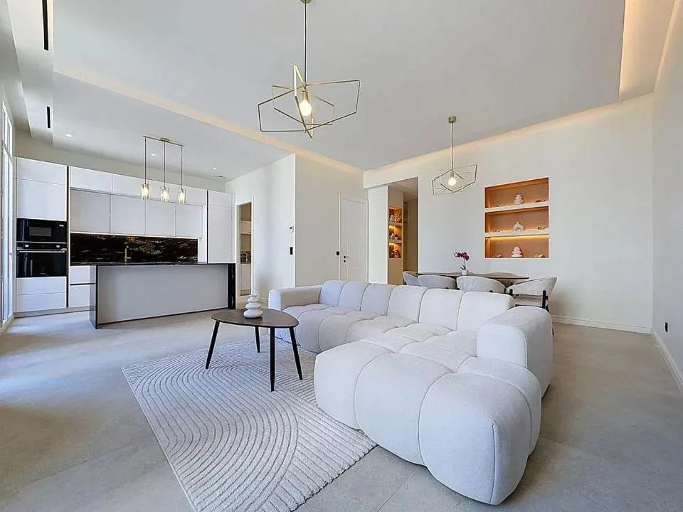 Prestigious 97 sqm Apartment Facing the Palais des Festivals in Cannes — 1