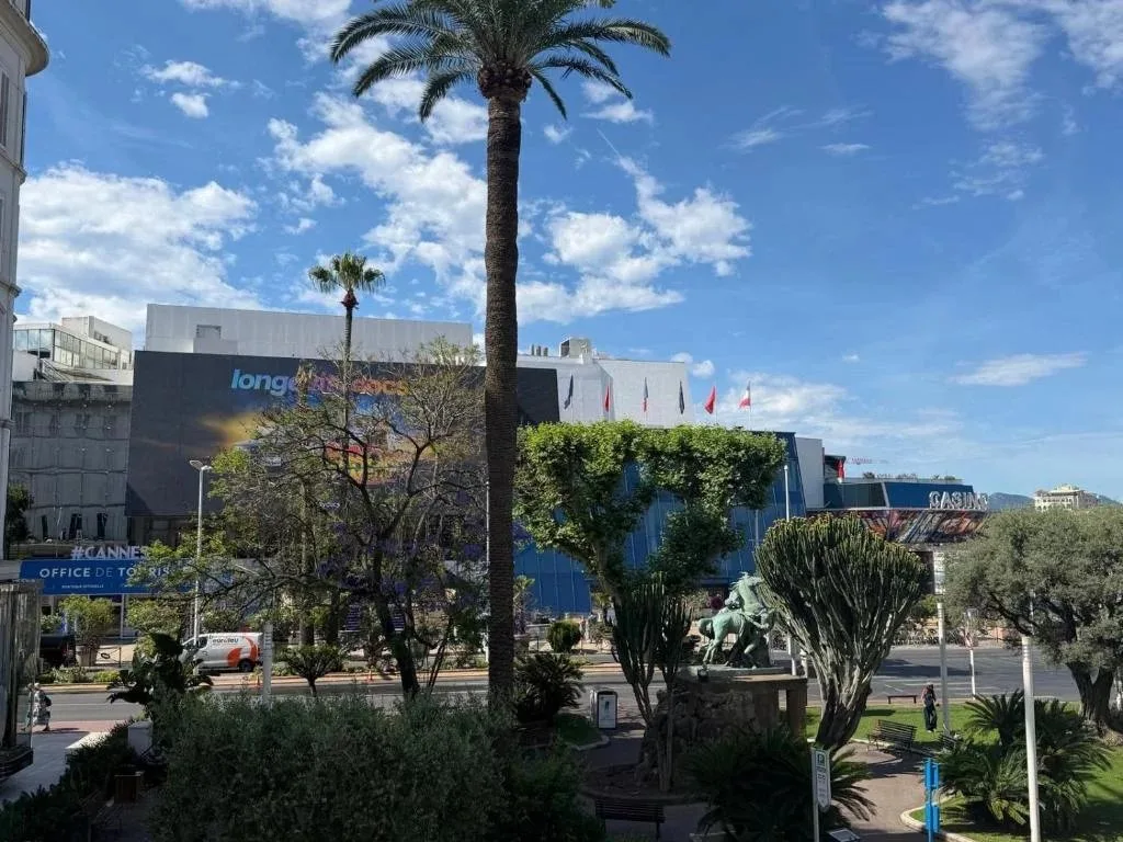 Prestigious 97 sqm Apartment Facing the Palais des Festivals in Cannes — 2