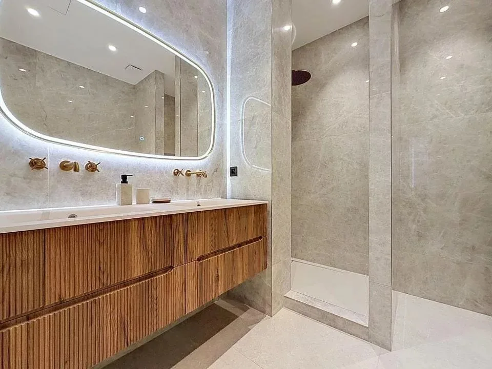 Prestigious 97 sqm Apartment Facing the Palais des Festivals in Cannes — 3
