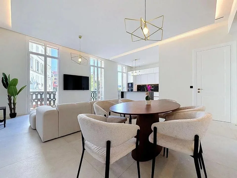 Prestigious 97 sqm Apartment Facing the Palais des Festivals in Cannes — 4