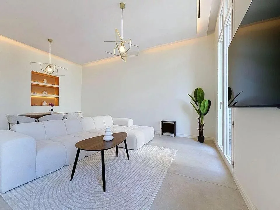 Prestigious 97 sqm Apartment Facing the Palais des Festivals in Cannes — 5