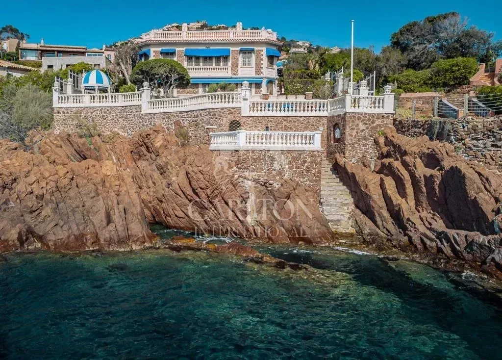 Prestige Beachfront Villa in Anthéor with Direct Sea Access — 1