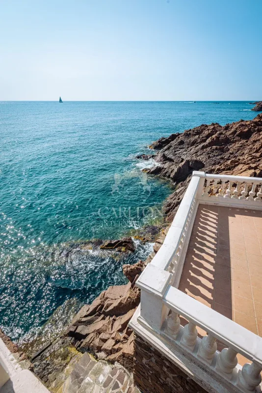 Prestige Beachfront Villa in Anthéor with Direct Sea Access — 3