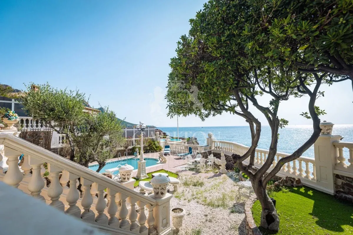 Prestige Beachfront Villa in Anthéor with Direct Sea Access — 4