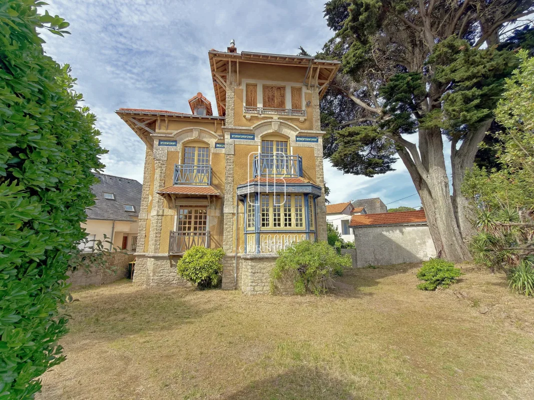 Historic 1914 Villa in La Baule-Benoît — 2