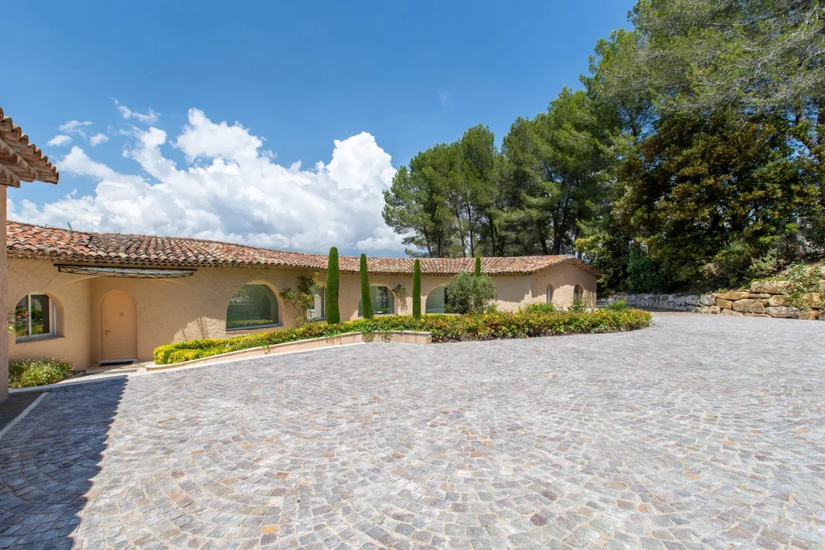 Prestigious Villa in Mouans-Sartoux with Panoramic Views of Château de Castellaras — 2