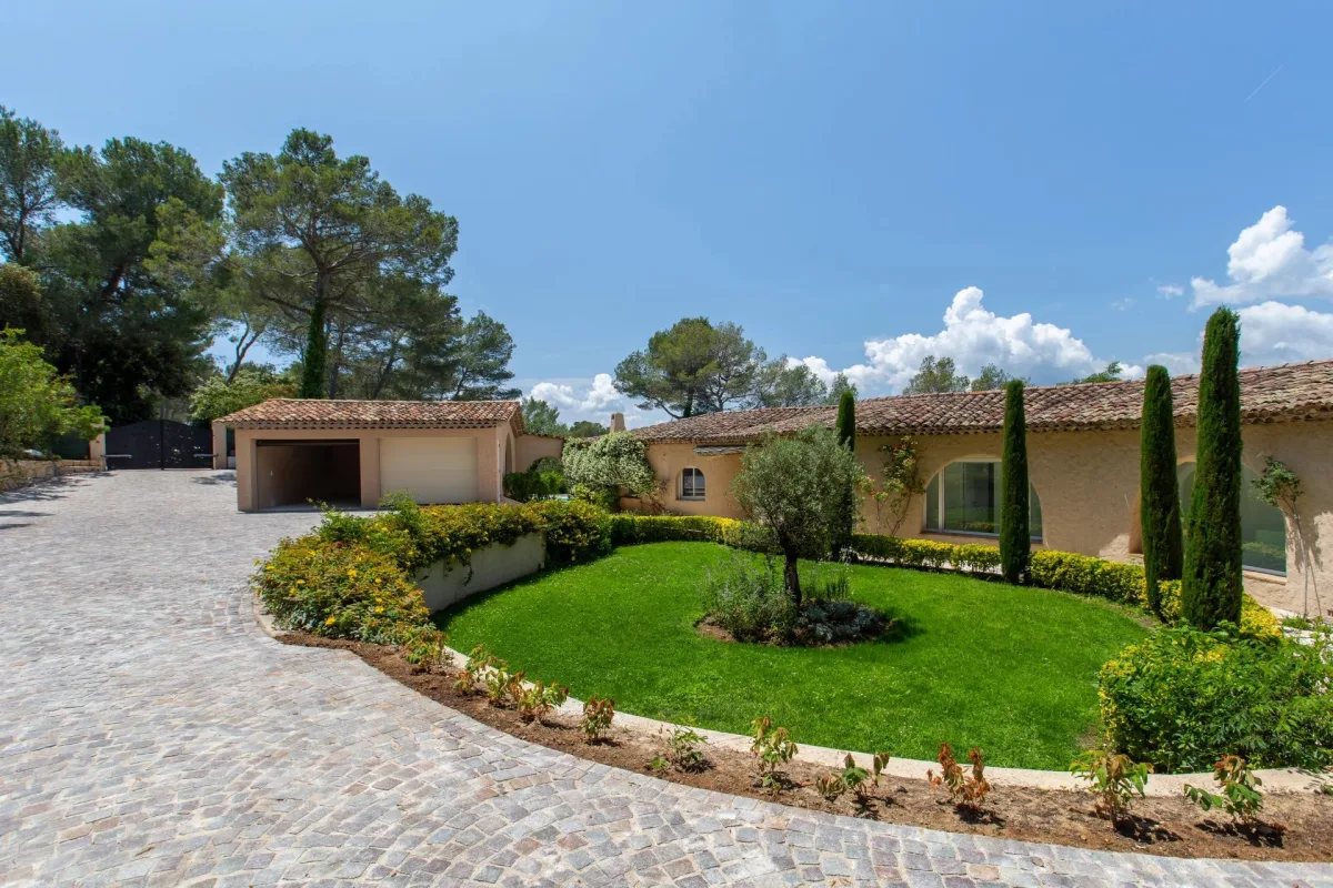 Prestigious Villa in Mouans-Sartoux with Panoramic Views of Château de Castellaras — 3