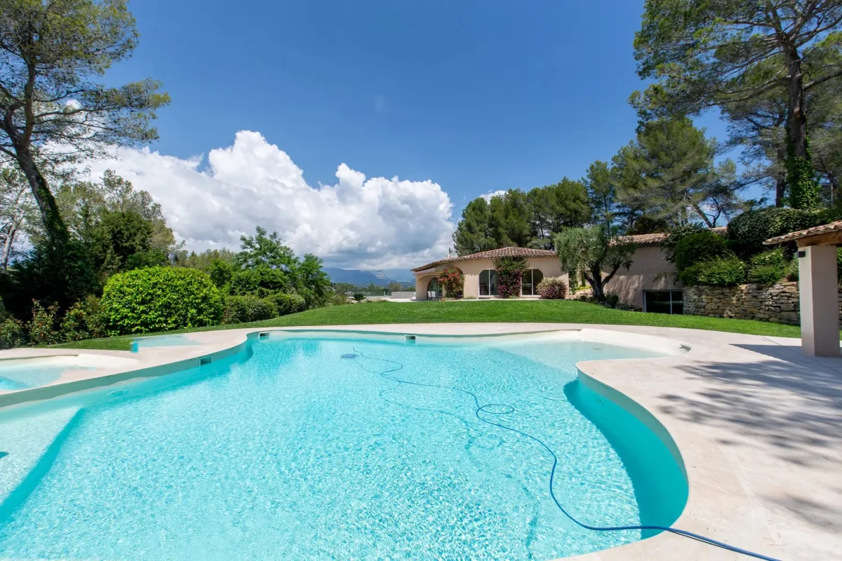 Prestigious Villa in Mouans-Sartoux with Panoramic Views of Château de Castellaras — 1