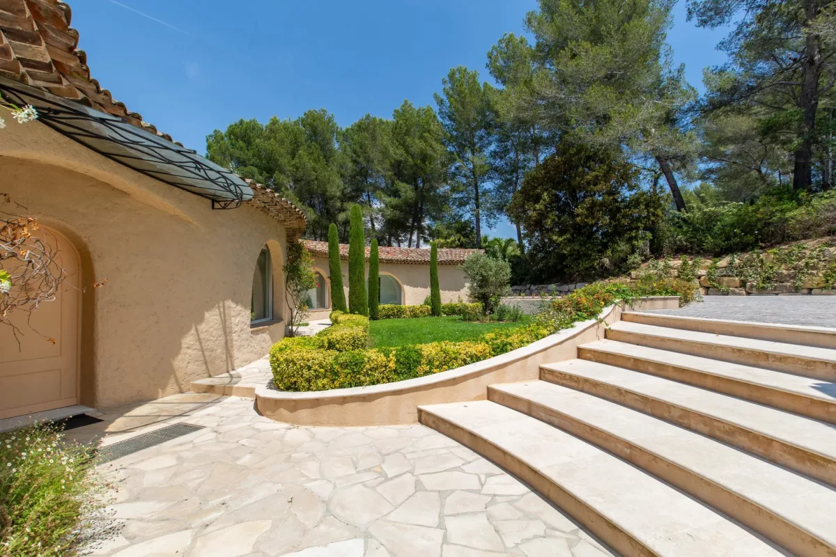Prestigious Villa in Mouans-Sartoux with Panoramic Views of Château de Castellaras — 5