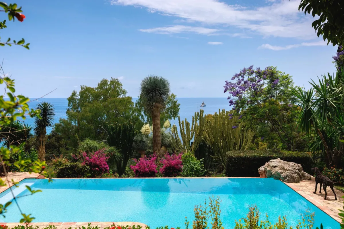 Prestigious Eighteenth-Century Villa Roquebrune-Cap-Martin with Mediterranean Views — 2
