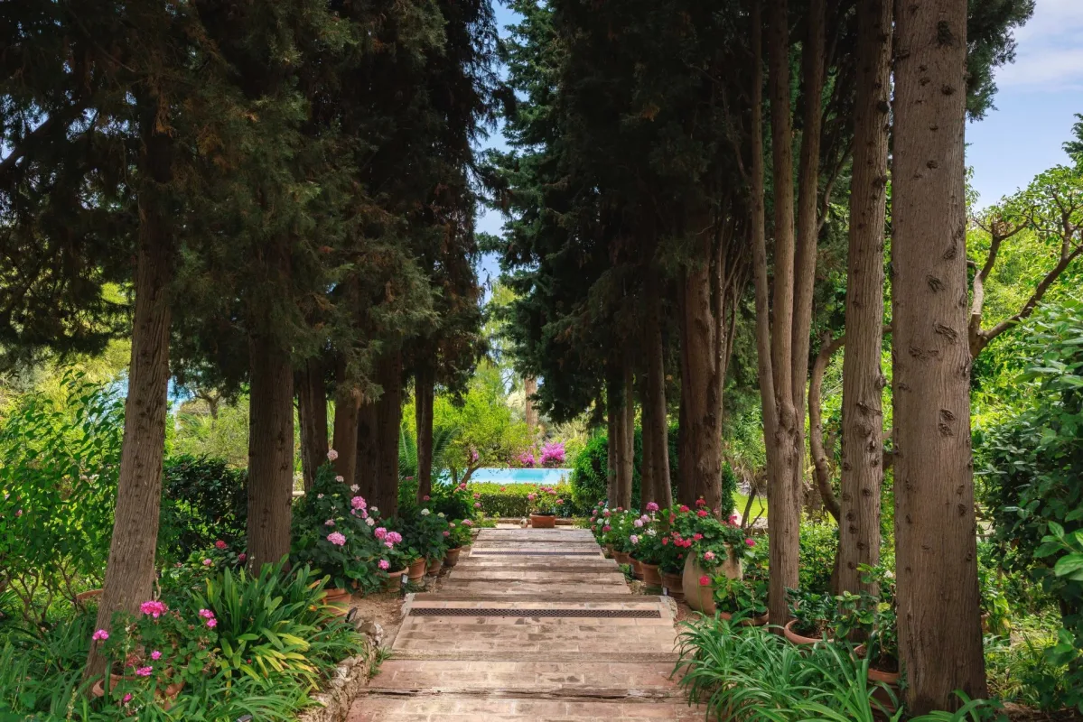 Prestigious Eighteenth-Century Villa Roquebrune-Cap-Martin with Mediterranean Views — 3