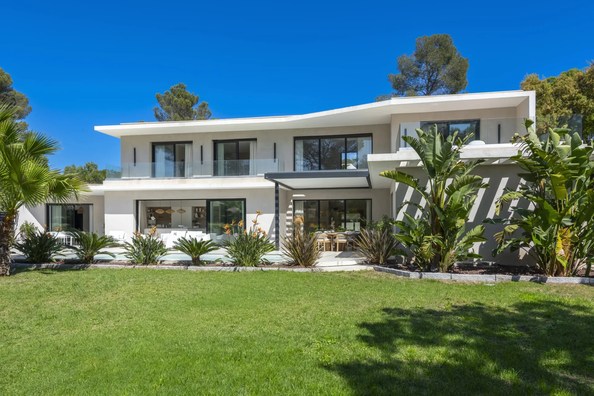 Contemporary Villa of Distinction in Boulouris, Saint-Raphaël — 1