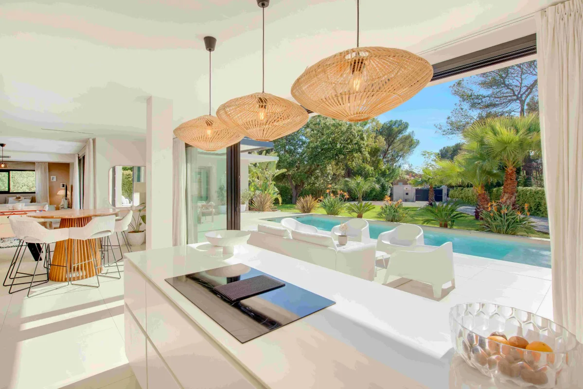Contemporary Villa of Distinction in Boulouris, Saint-Raphaël — 2