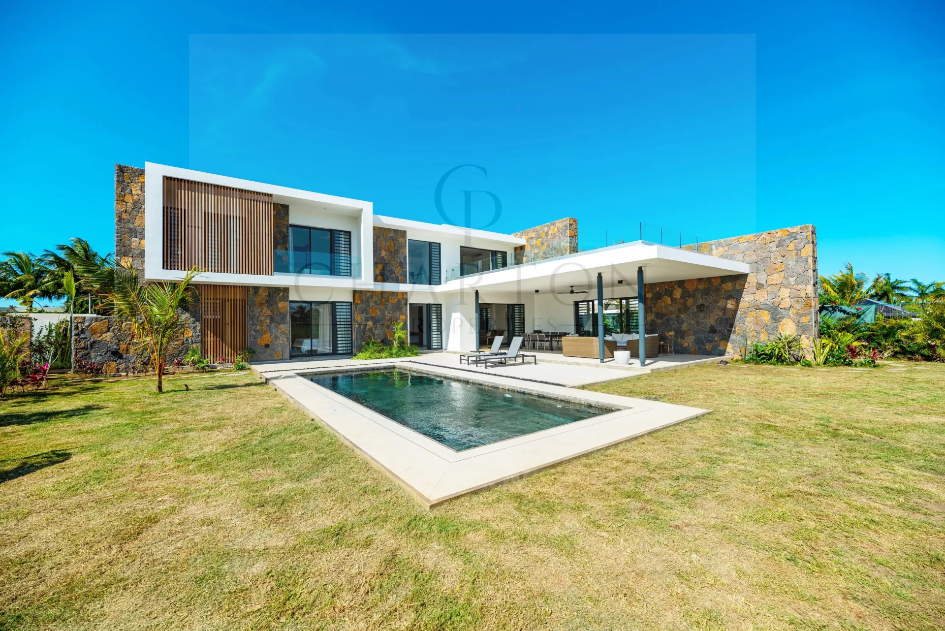 Prestigious Golf-Front Villa with Private Pool in Roches Noires — 1
