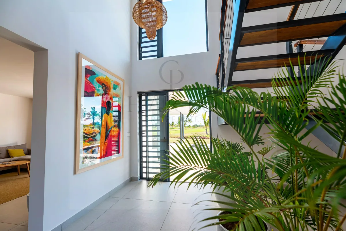 Prestigious Golf-Front Villa with Private Pool in Roches Noires — 2