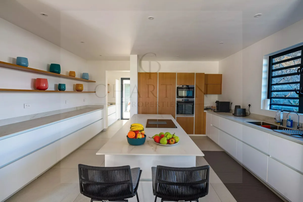 Prestigious Golf-Front Villa with Private Pool in Roches Noires — 3