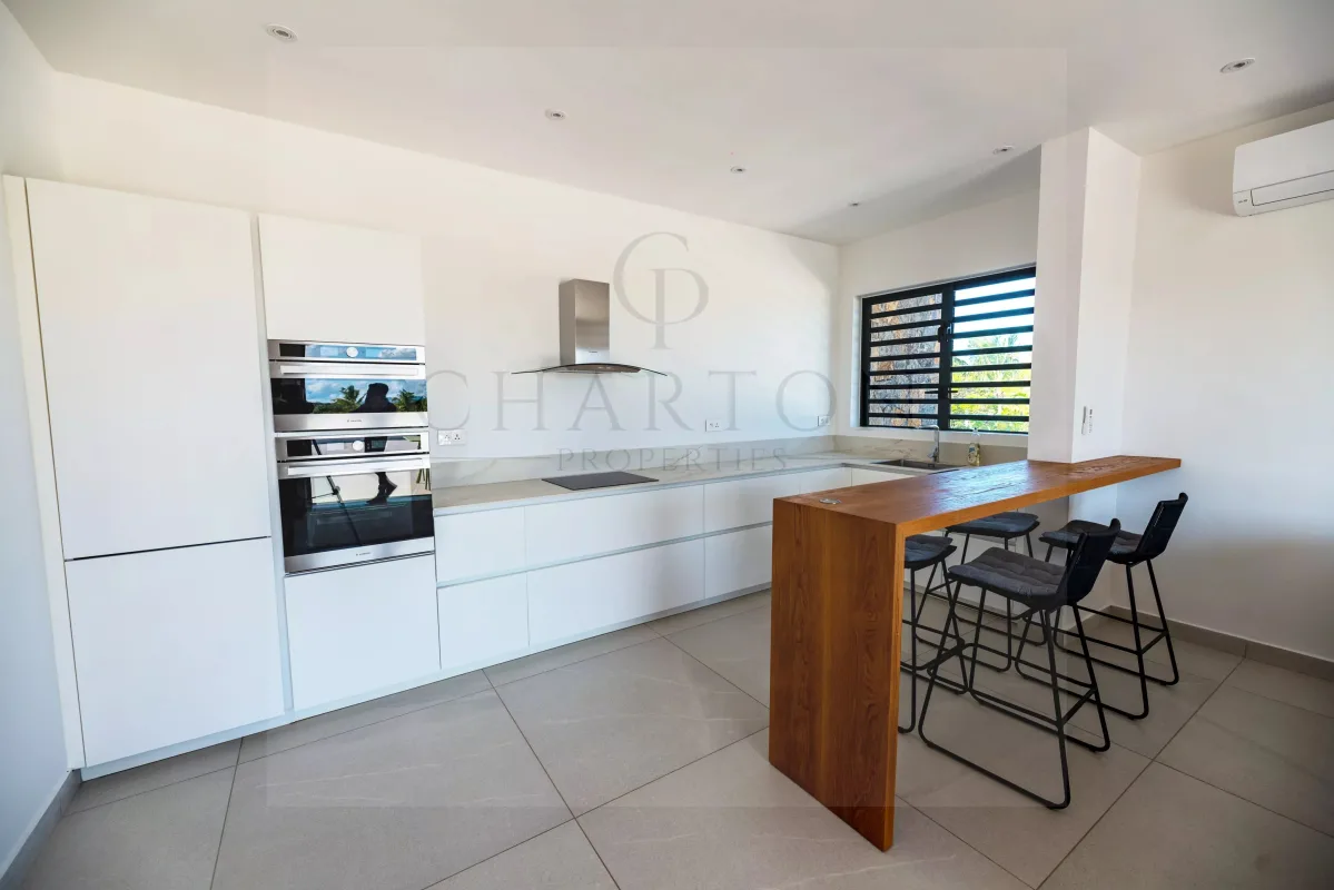 Prestigious Golf-Front Villa with Private Pool in Roches Noires — 4