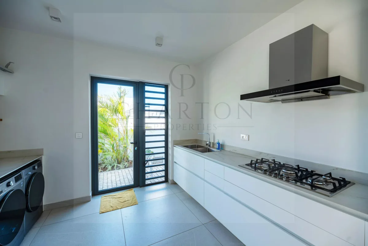 Prestigious Golf-Front Villa with Private Pool in Roches Noires — 5
