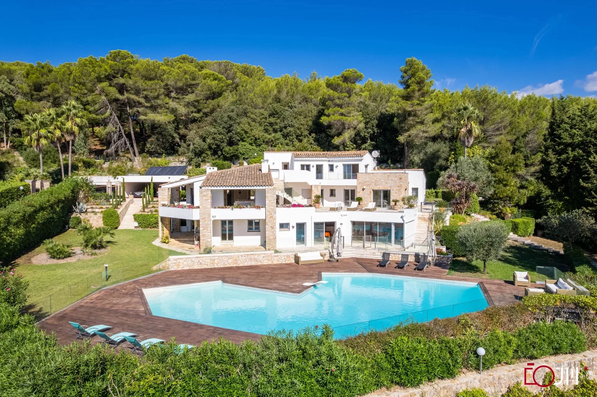 Prestigious Villa for Sale in Mougins with Private Pool and Tennis Court — 1