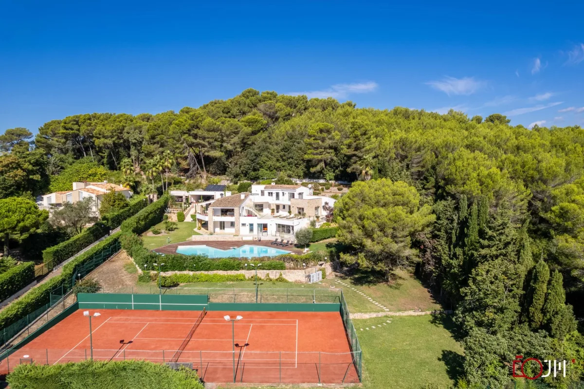 Prestigious Villa for Sale in Mougins with Private Pool and Tennis Court — 2