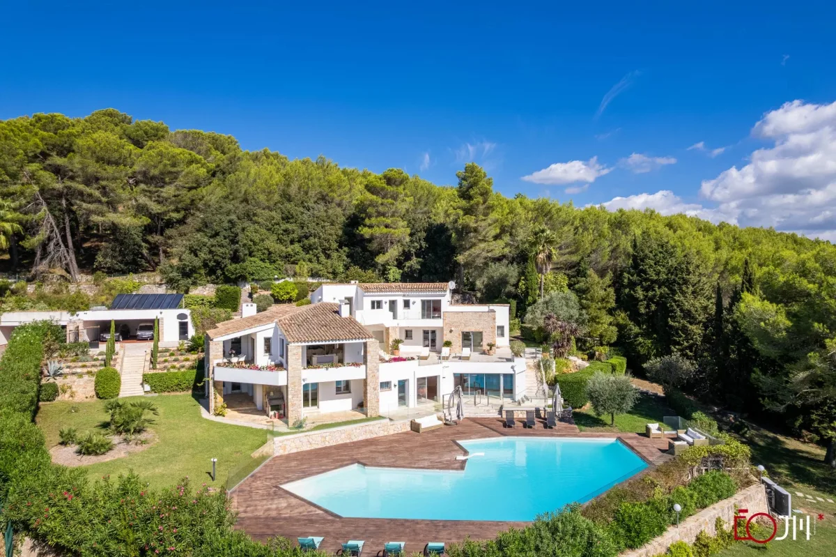 Prestigious Villa for Sale in Mougins with Private Pool and Tennis Court — 3