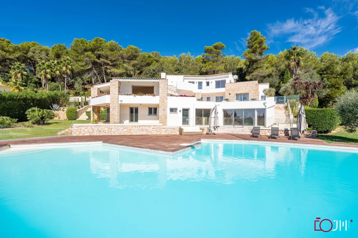 Prestigious Villa for Sale in Mougins with Private Pool and Tennis Court — 4