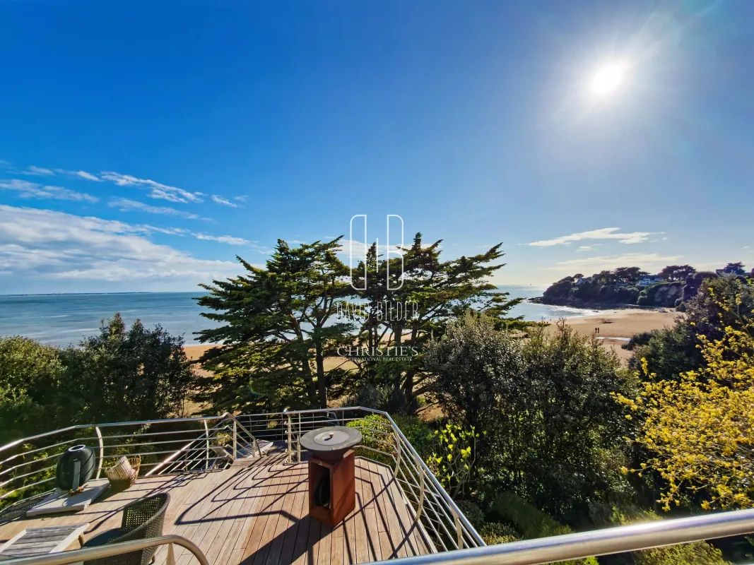 Prestigious Seafront Villa in Saint-Marc-sur-Mer — 1