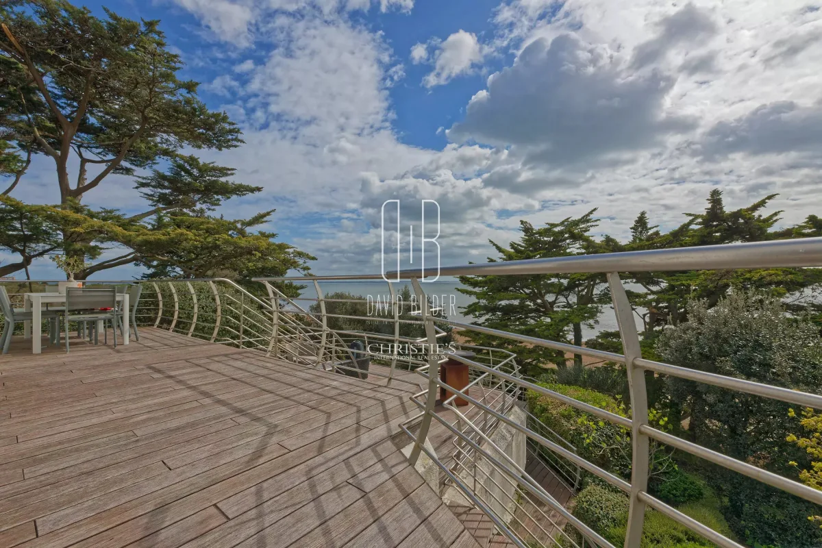 Prestigious Seafront Villa in Saint-Marc-sur-Mer — 2