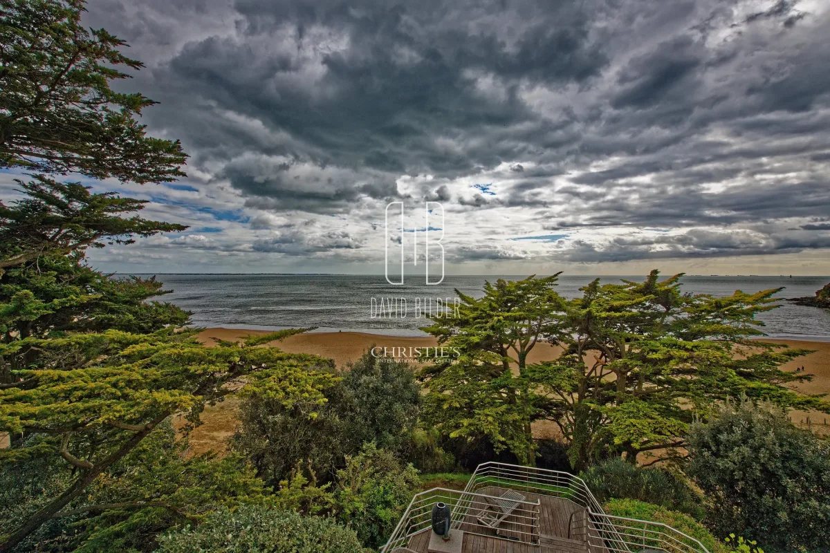 Prestigious Seafront Villa in Saint-Marc-sur-Mer — 3