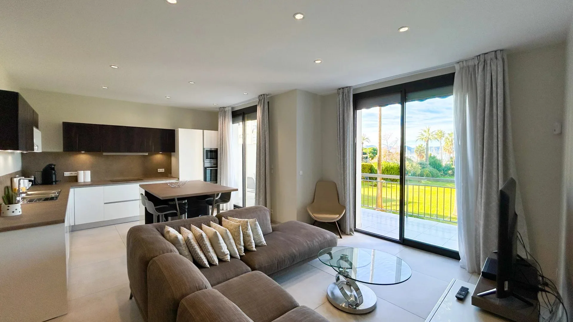 Prestige Apartment on the Croisette in Cannes — 2