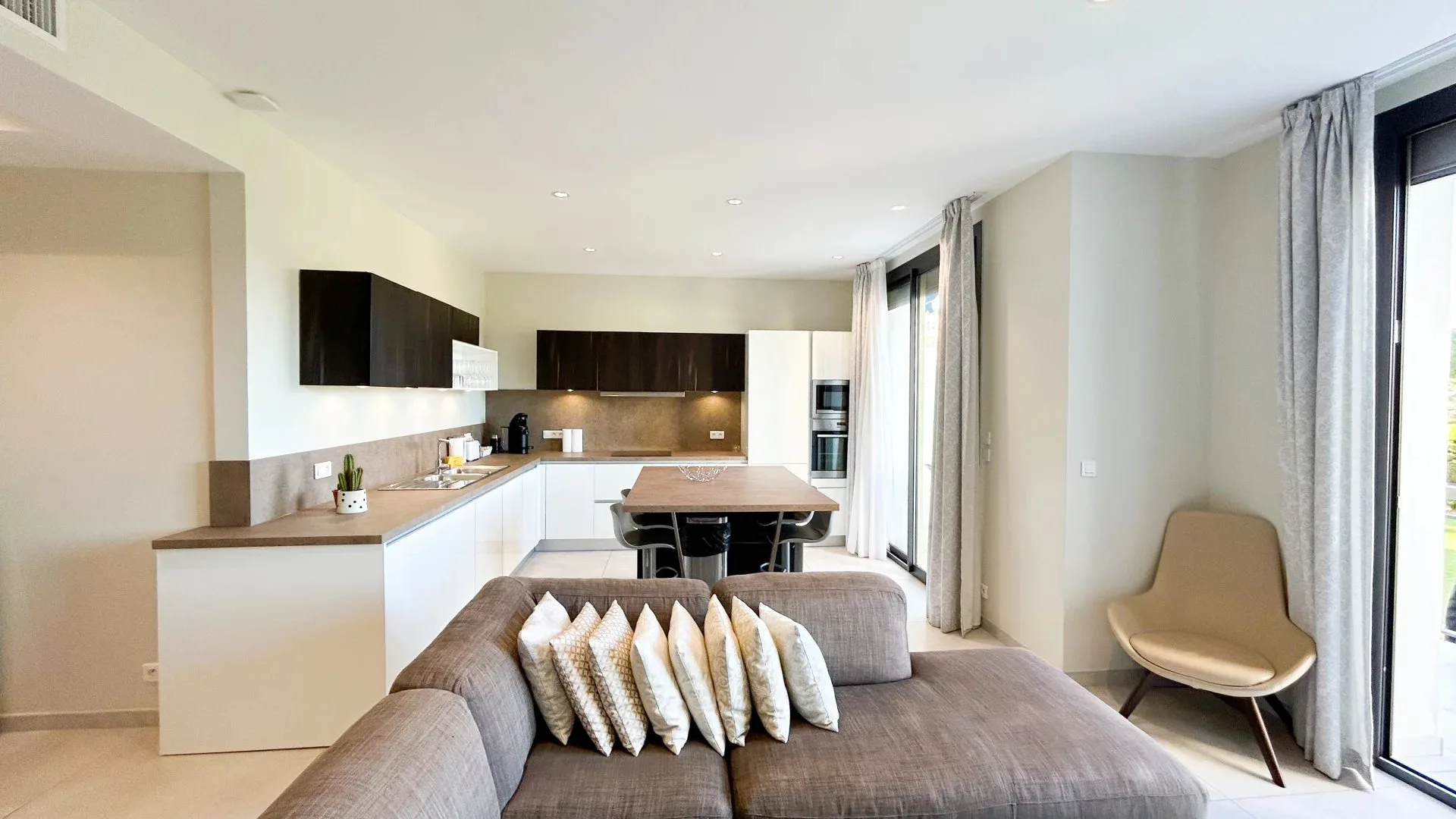 Prestige Apartment on the Croisette in Cannes — 3