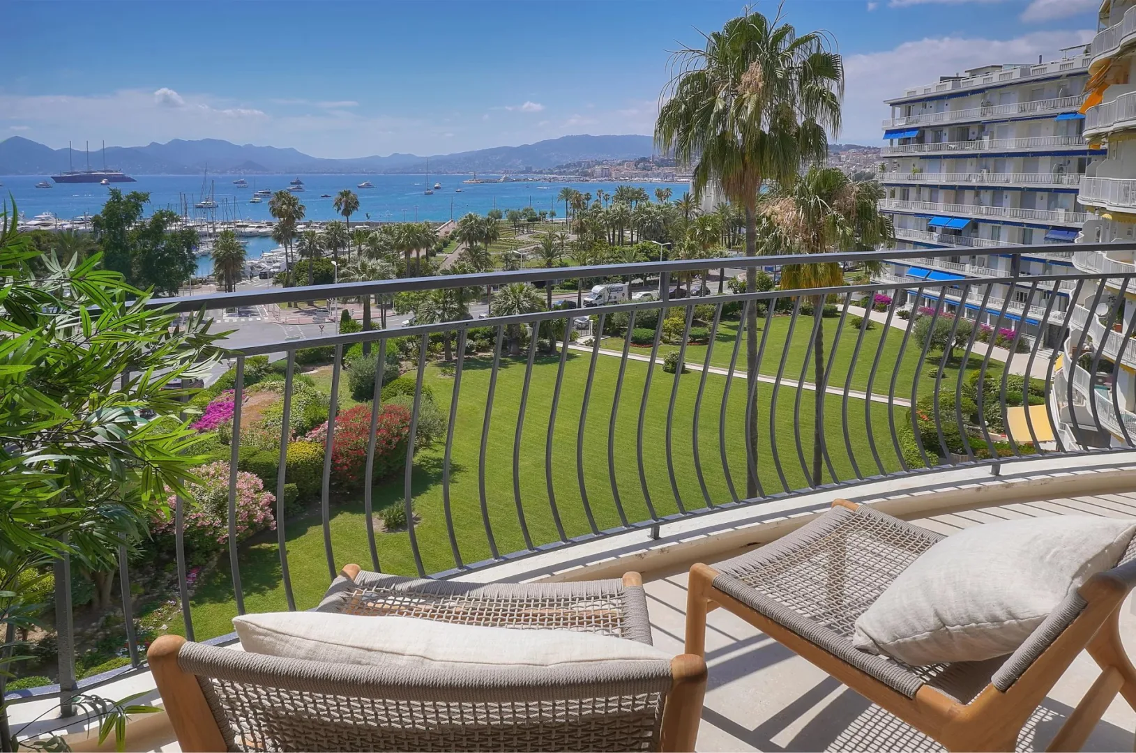 Prestige Apartment Facing the Sea in Cannes Croisette — 2