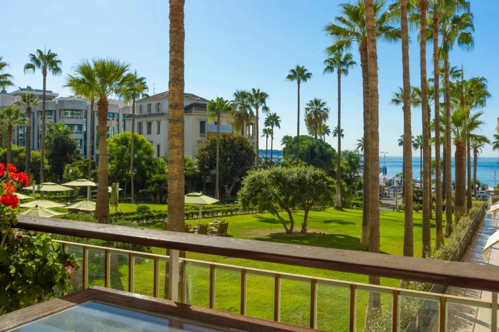 Prestigious Apartment with Sea View on La Croisette — 1