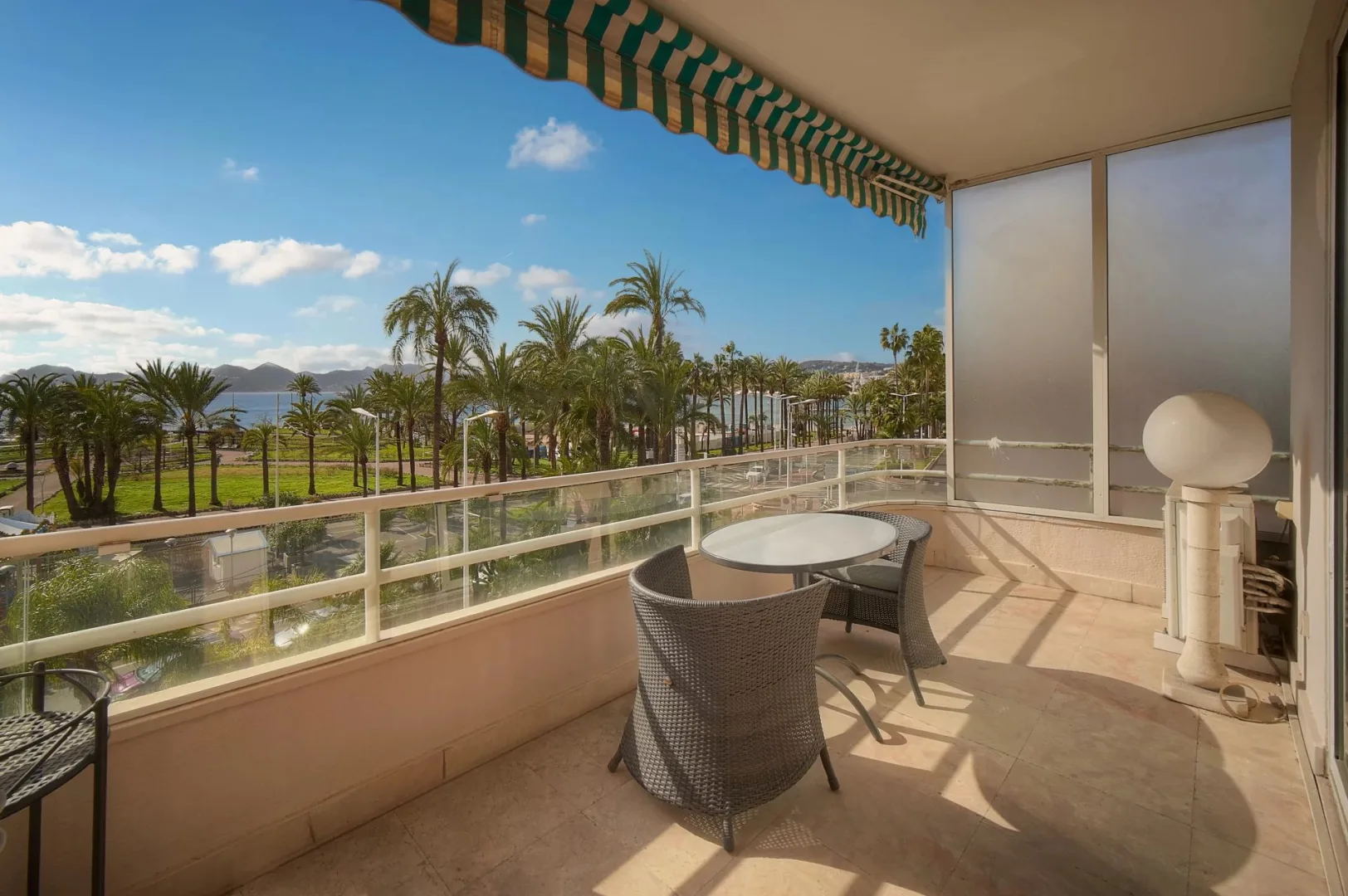 Prestige Apartment Facing the Sea on La Croisette in Cannes — 1