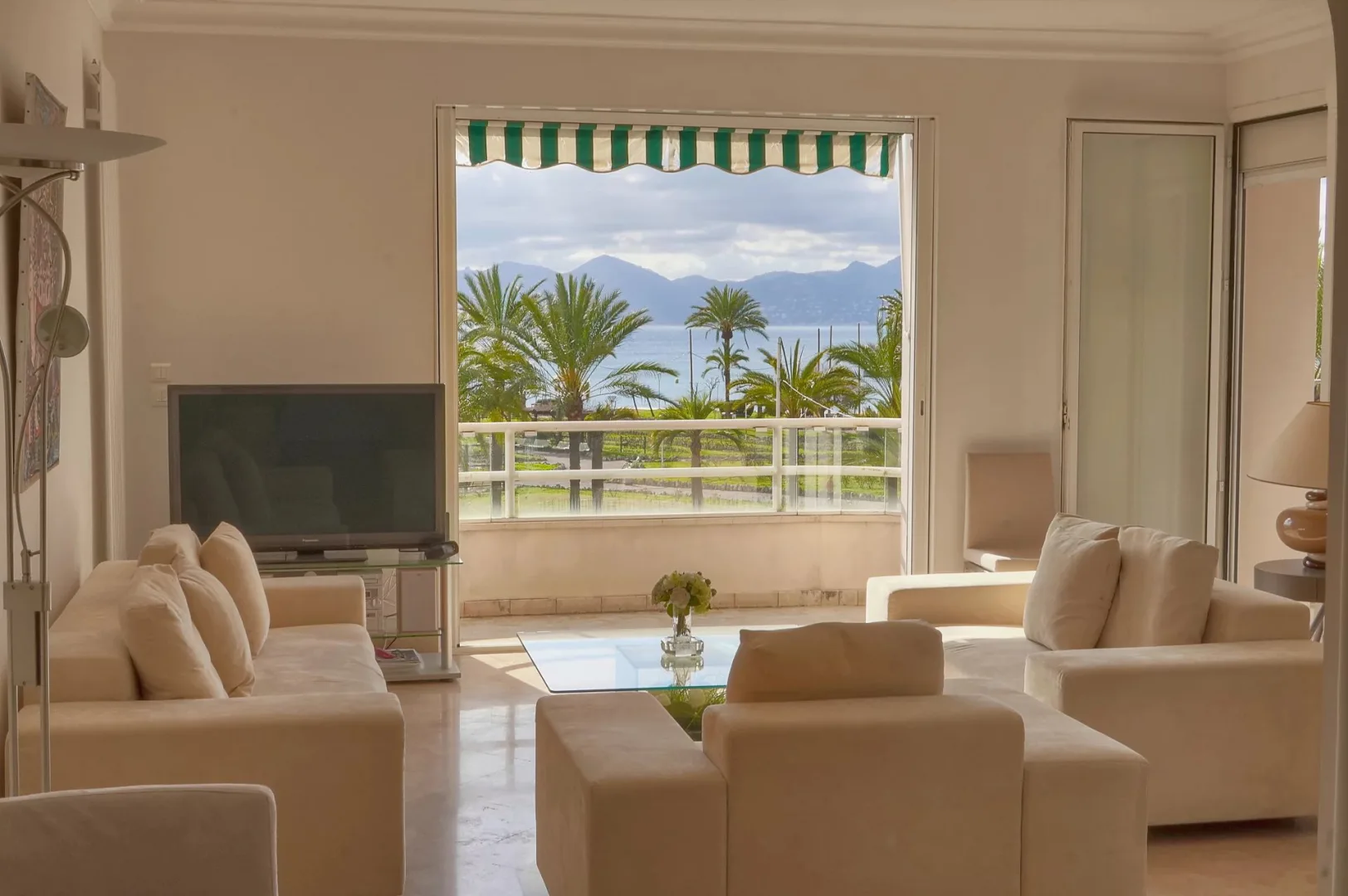 Prestige Apartment Facing the Sea on La Croisette in Cannes — 3