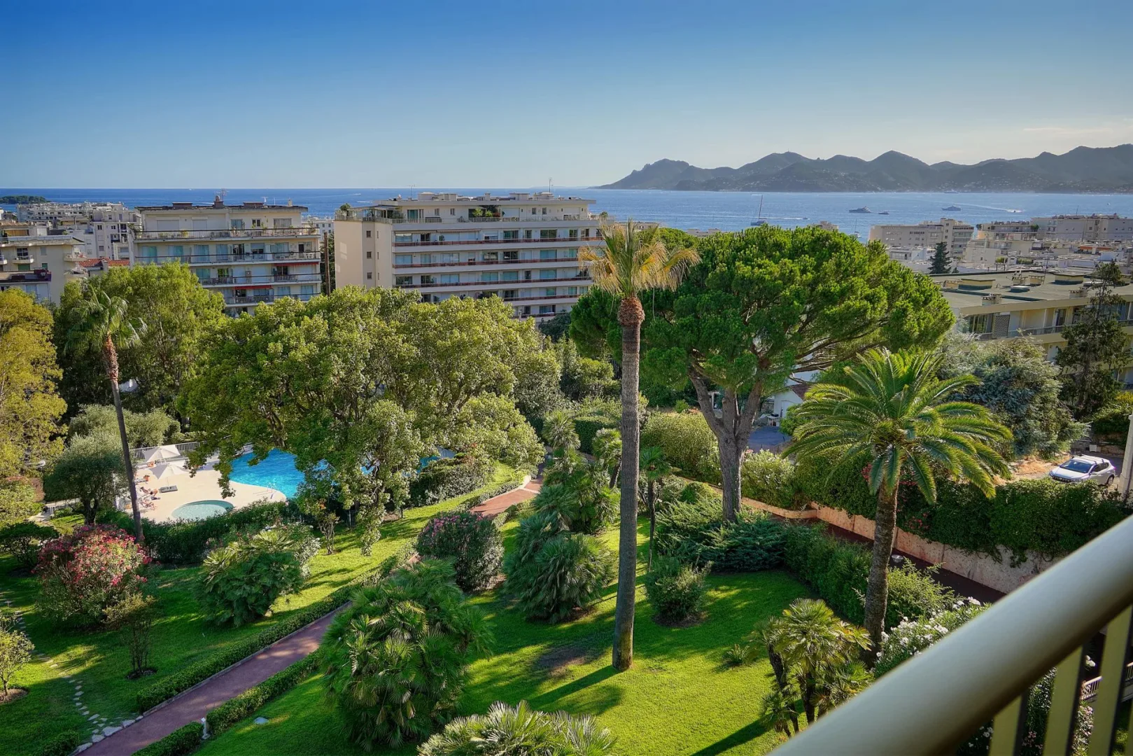 Prestige Apartment with Panoramic Sea Views in Cannes Basse Californie — 2