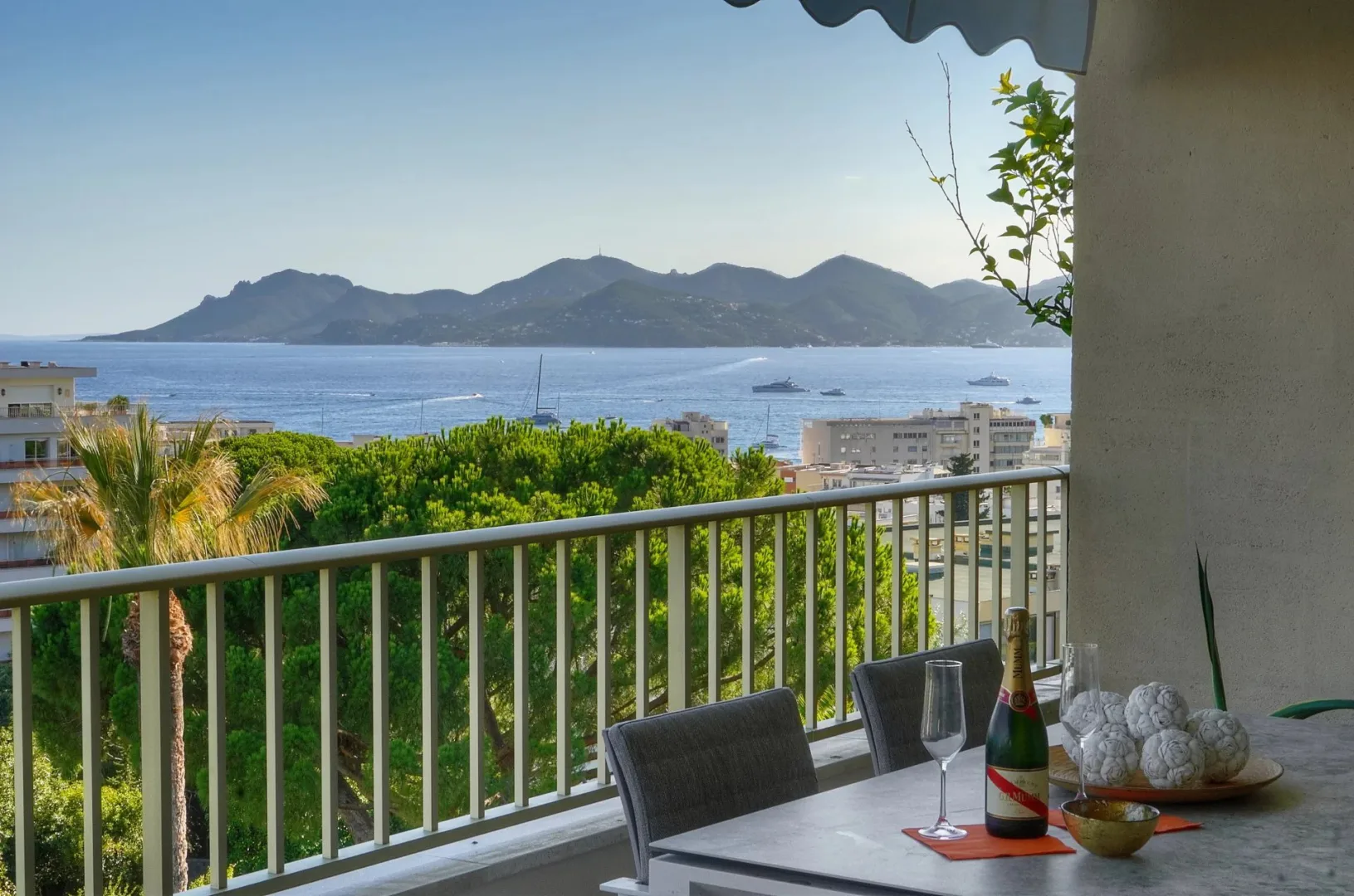 Prestige Apartment with Panoramic Sea Views in Cannes Basse Californie — 1