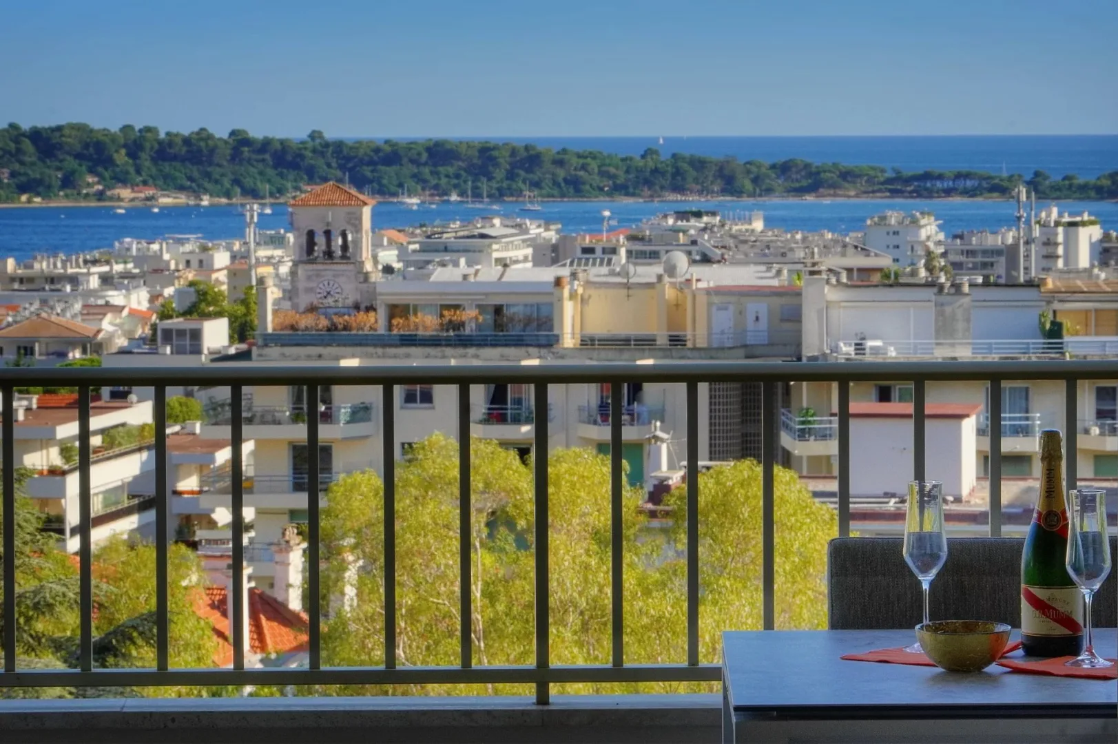 Prestige Apartment with Panoramic Sea Views in Cannes Basse Californie — 3