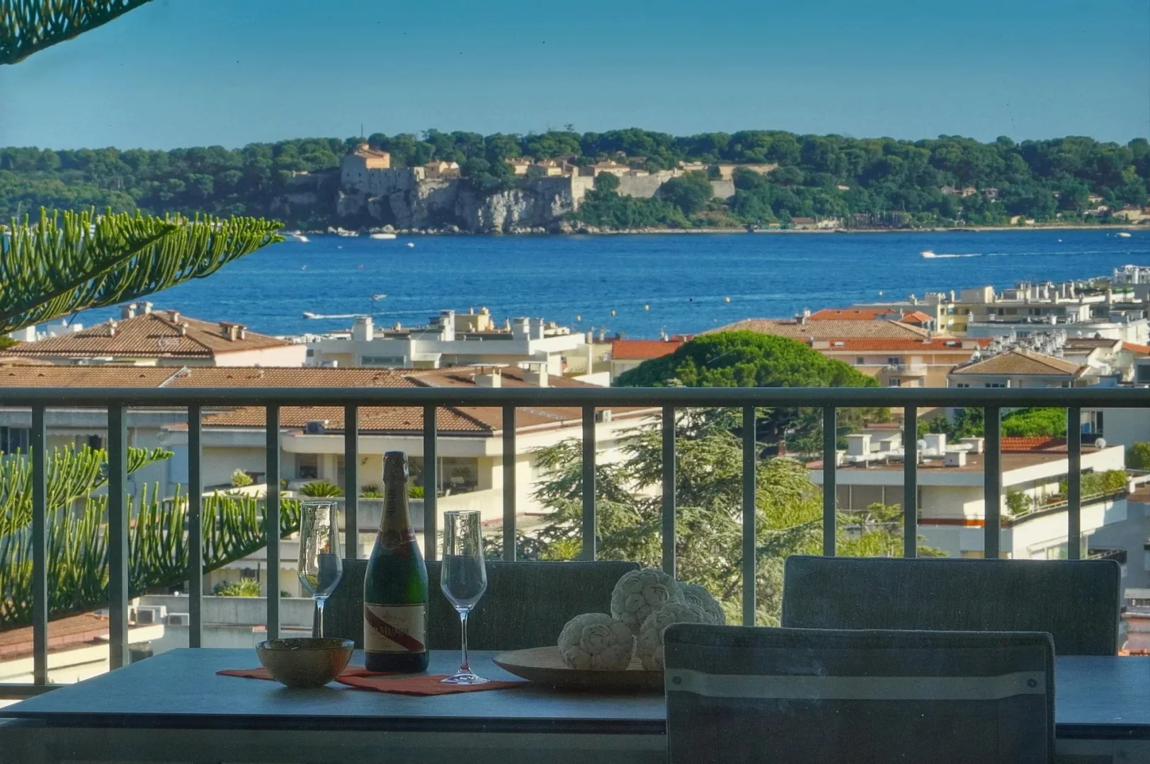 Prestige Apartment with Panoramic Sea Views in Cannes Basse Californie — 4