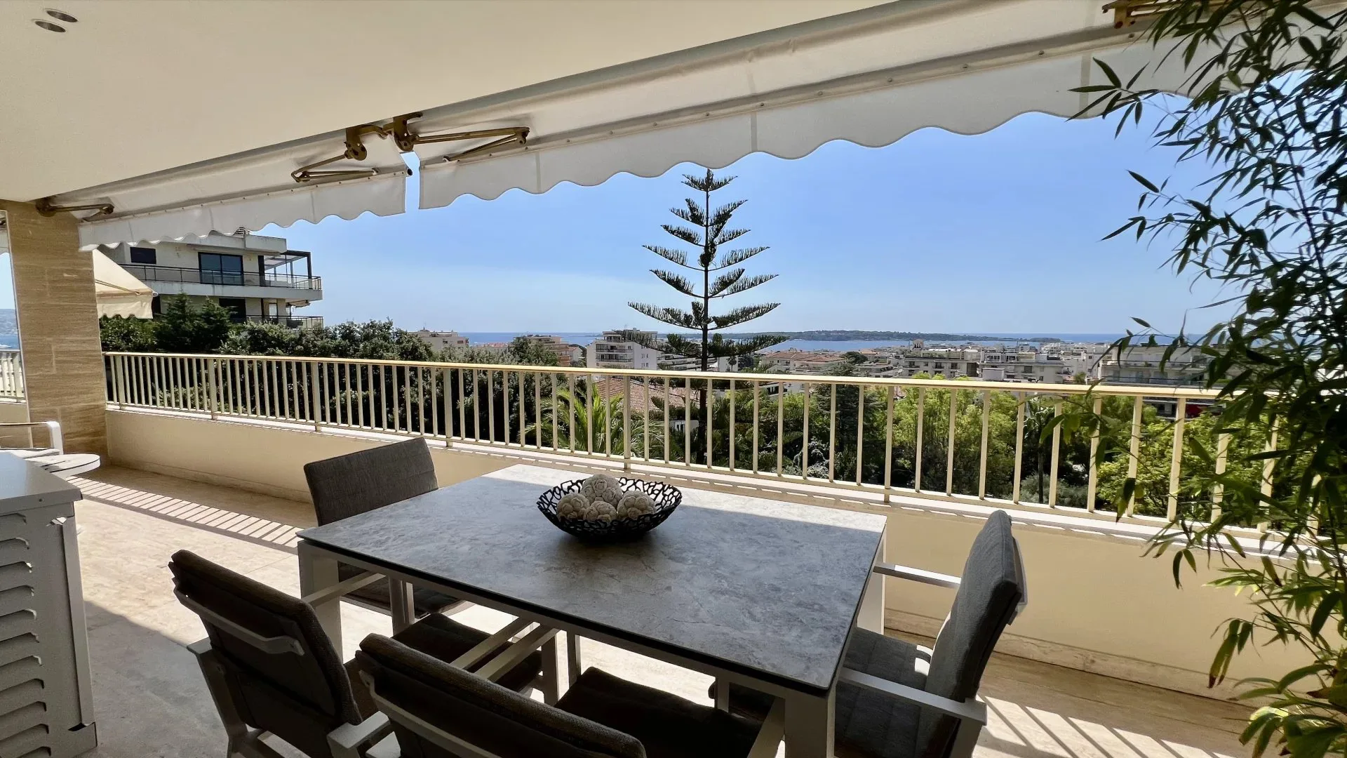 Prestige Apartment with Panoramic Sea Views in Cannes Basse Californie — 5