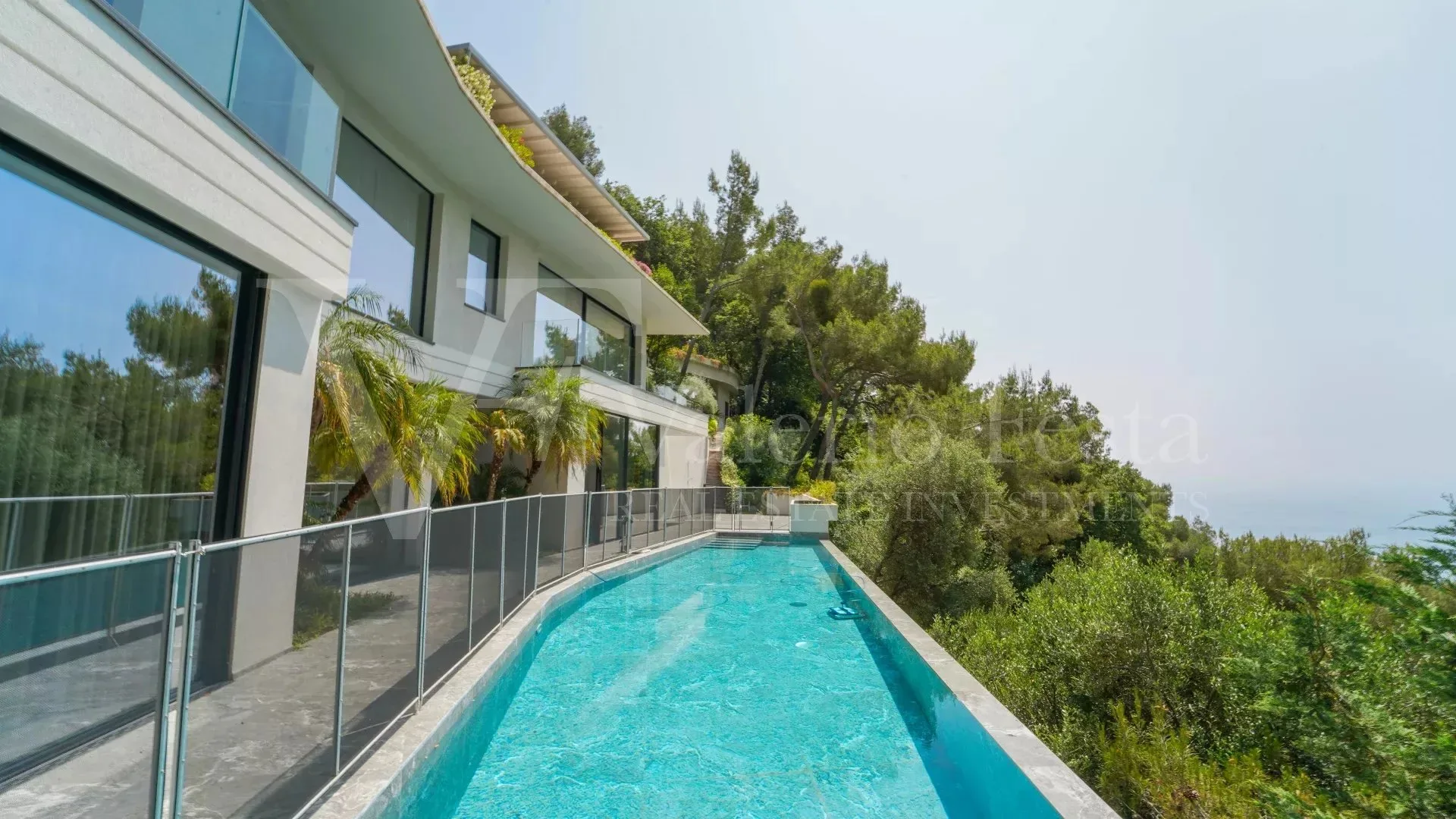 Contemporary Villa with Sea Views in Roquebrune-Cap-Martin — 1