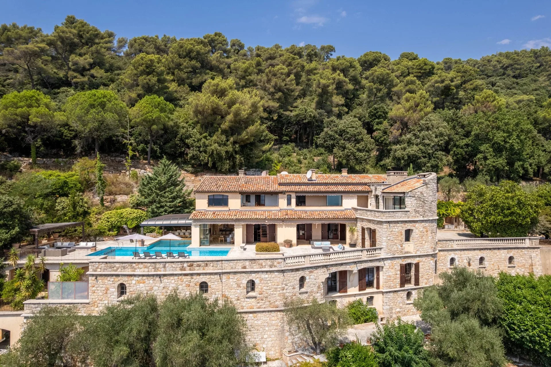 Exceptional Estate with Private Helipad in Grasse — 1